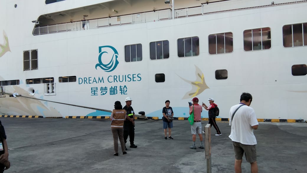 Dokumentasi dari - Kapal Cruise Explorer Dream Terbesar Pertama Sandar di Pelabuhan Benoa