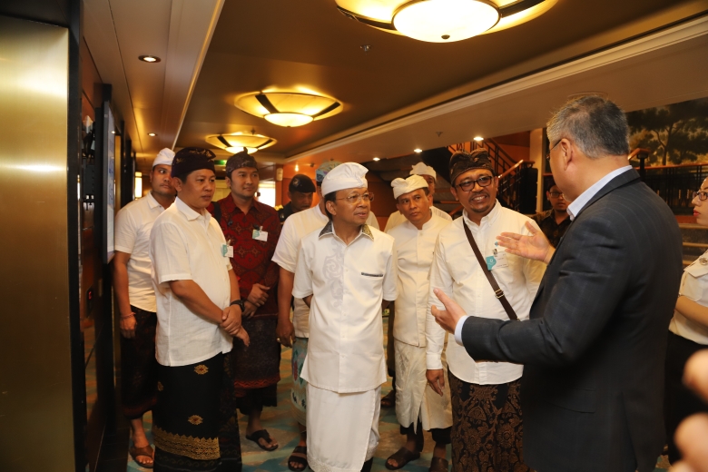 Dokumentasi dari - The First Largest Cruise Explorer Dream Stops by at Benoa Harbor