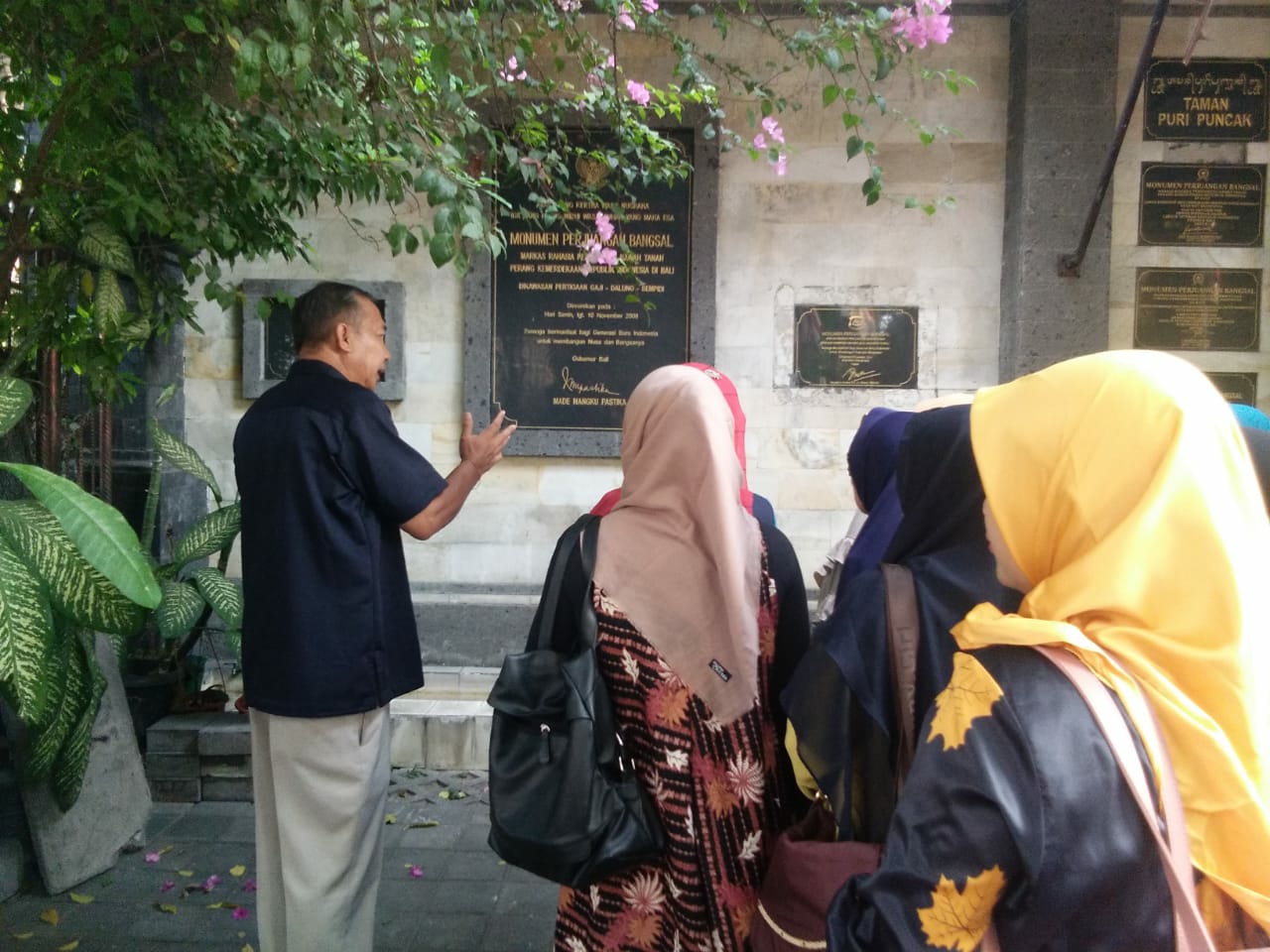 Dokumentasi dari - Majelis Taklim Baitul Izzah Berdoa di MPB