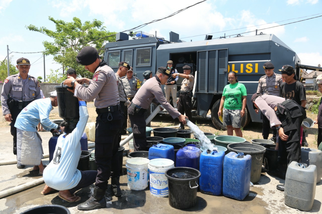 Dokumentasi dari - Polres Bangli Bagikan Air Bersih ke Desa Abangsongan