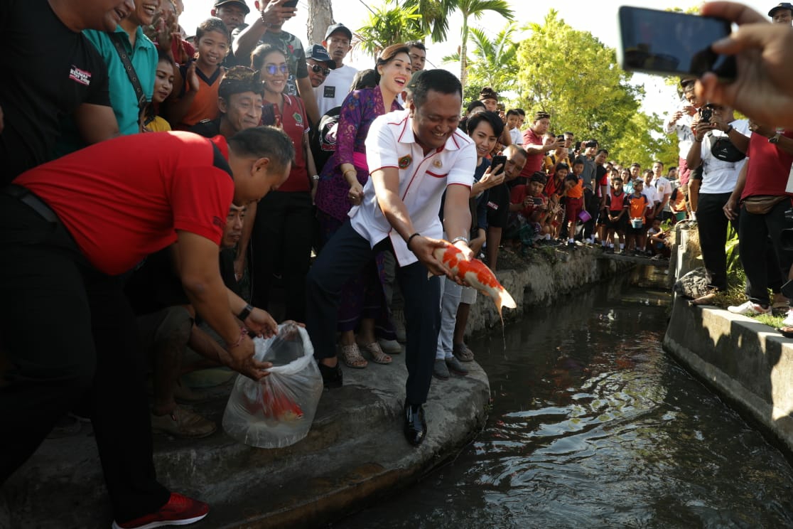 Dokumentasi dari - Tebar Koi di Sungai Kacung Desa Keramas