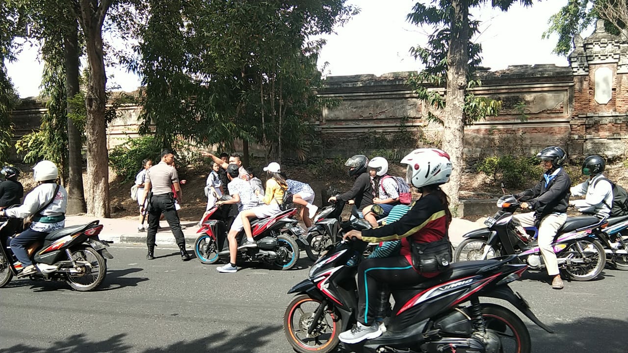 Dokumentasi dari - Polisi Tangkap Siswa SMA Denpasar Berandal Kendarai Motor Brong