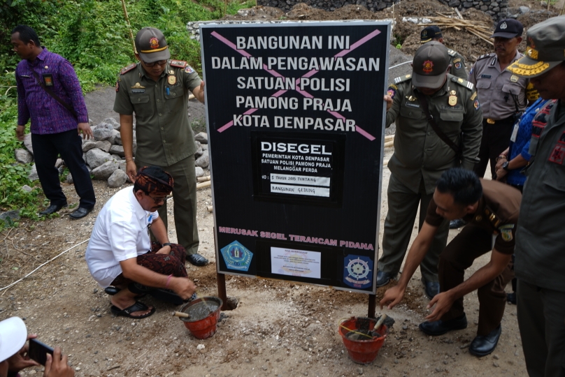 Dokumentasi dari - Satpol PP Segel Pembangunan Perumahan di Jalan Trenggana Denpasar