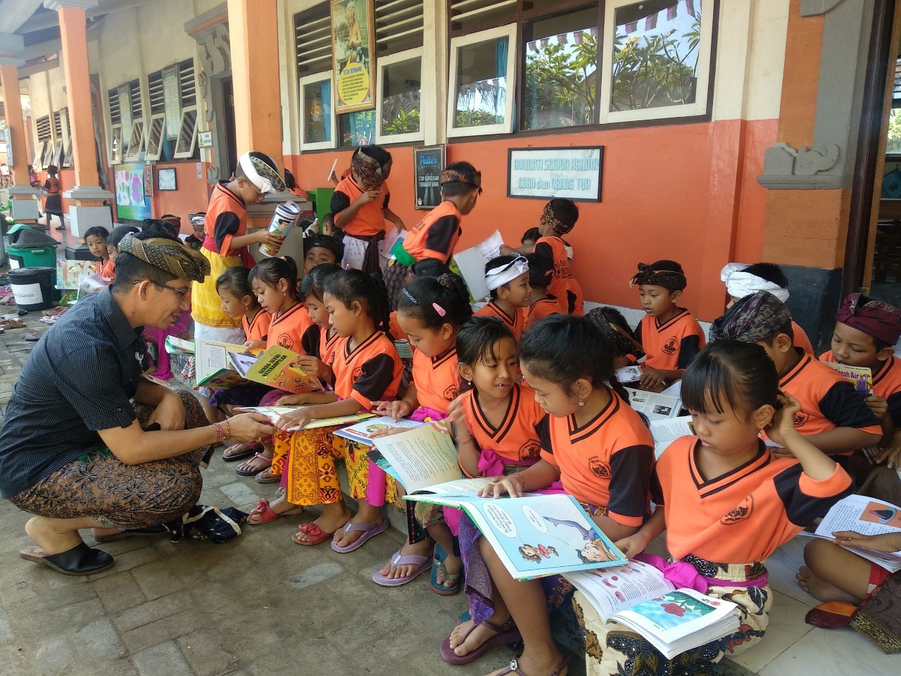 Dokumentasi dari - 30 Sekolah Ramah Anak Belajar Sehari di Luar Kelas