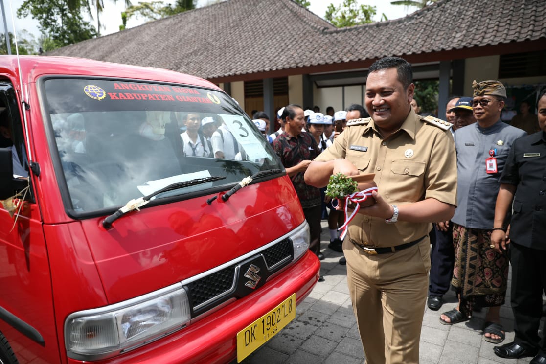 Dokumentasi dari - Bupati Mahayastra Launching Angkutan Siswa Gratis di Payangan