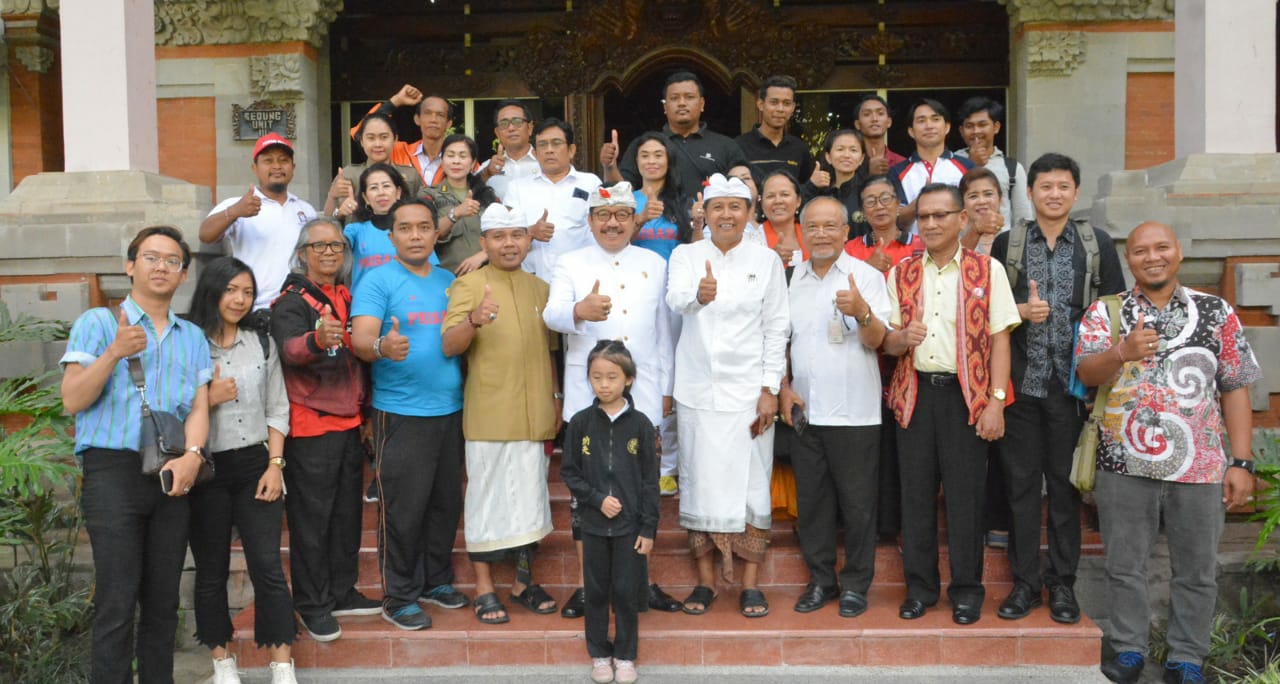 Dokumentasi dari - Wagub Cok Ace Minta Anggota Kontingen Jaga Rasa “Menyama Braya”