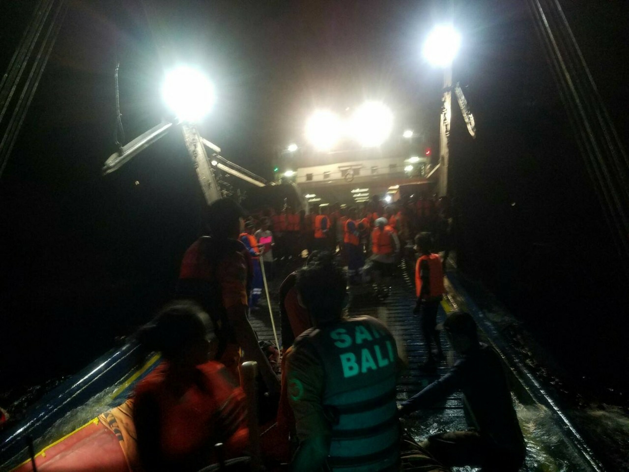 Dokumentasi dari - Kapal Trisakti Adinda Kandas di Perairan Gilimanuk  pada Tengah Malam 
