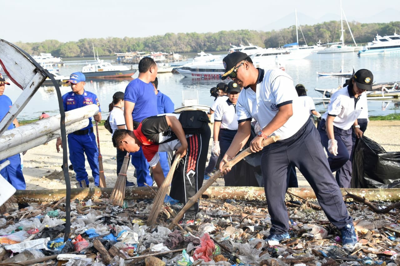 Dokumentasi dari - Komandan Pangkalan TNI AL Pimpin Aksi Jumat Bersih di Pantai Serangan Denpasar