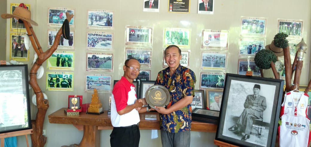Dokumentasi dari - Wayan Abdi Negara, Menyerahkan Buku ke Monumen Perjuangan Bangsal 