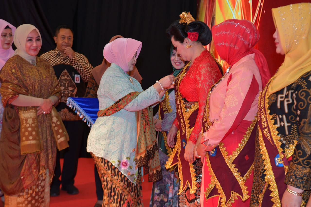 Dokumentasi dari - NY Seniasih Giri Prasta Raih Penghargaan Bunda Paud Tingkat Nasional 2019