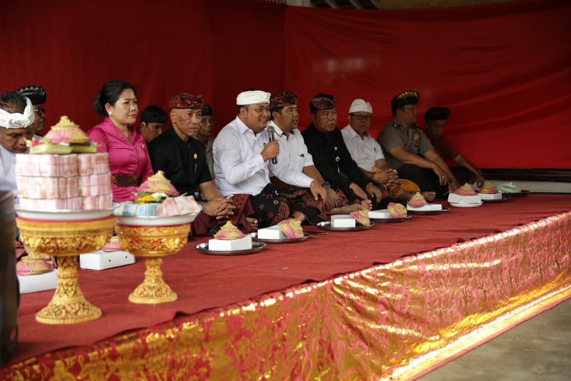 Dokumentasi dari - Bupati Mahayastra Serahkan Hibah Rp 1 Milliar