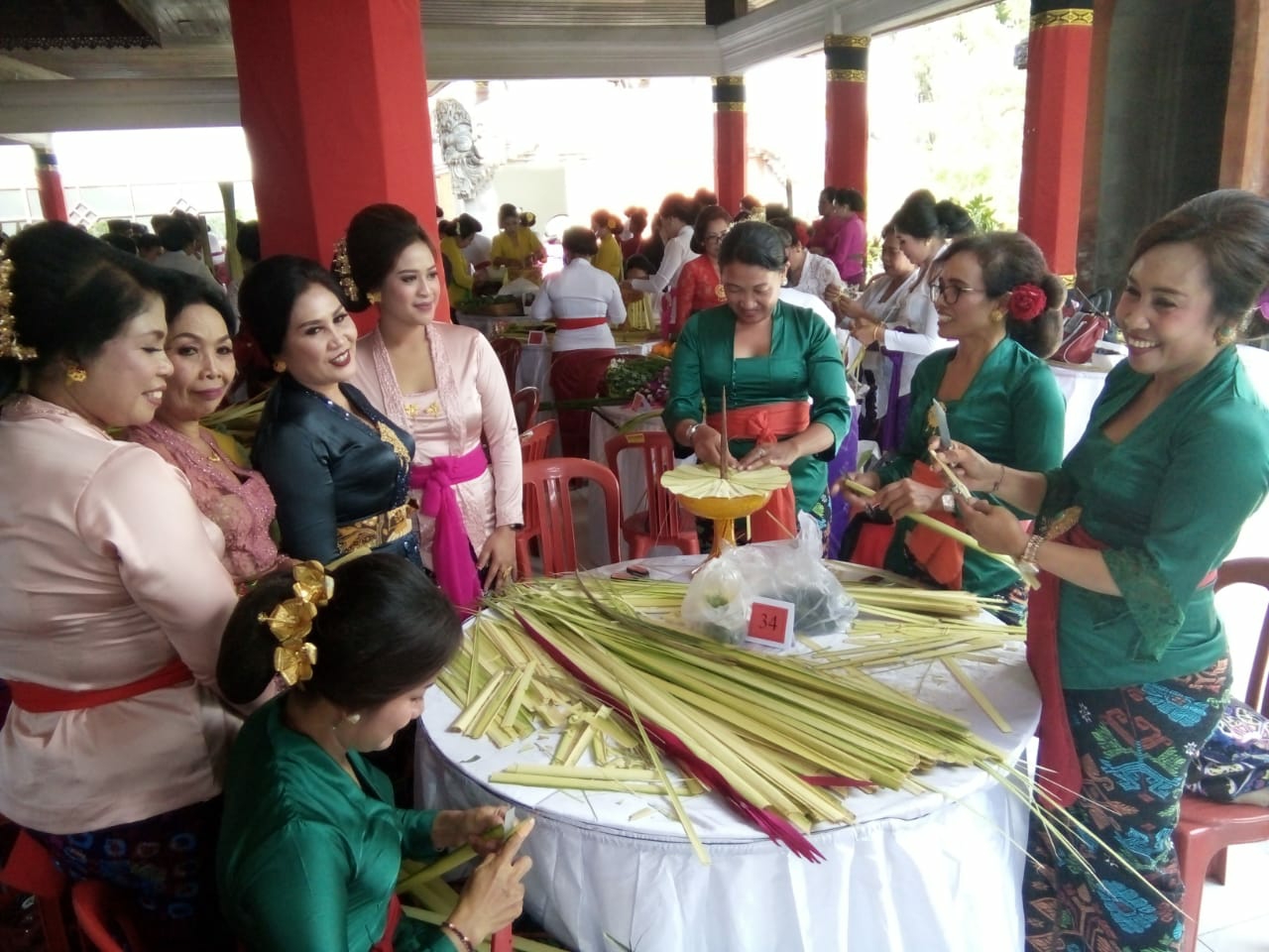 Dokumentasi dari - Gianyar Gelar Lomba Canang  Rebong, Peringati Hari Ibu