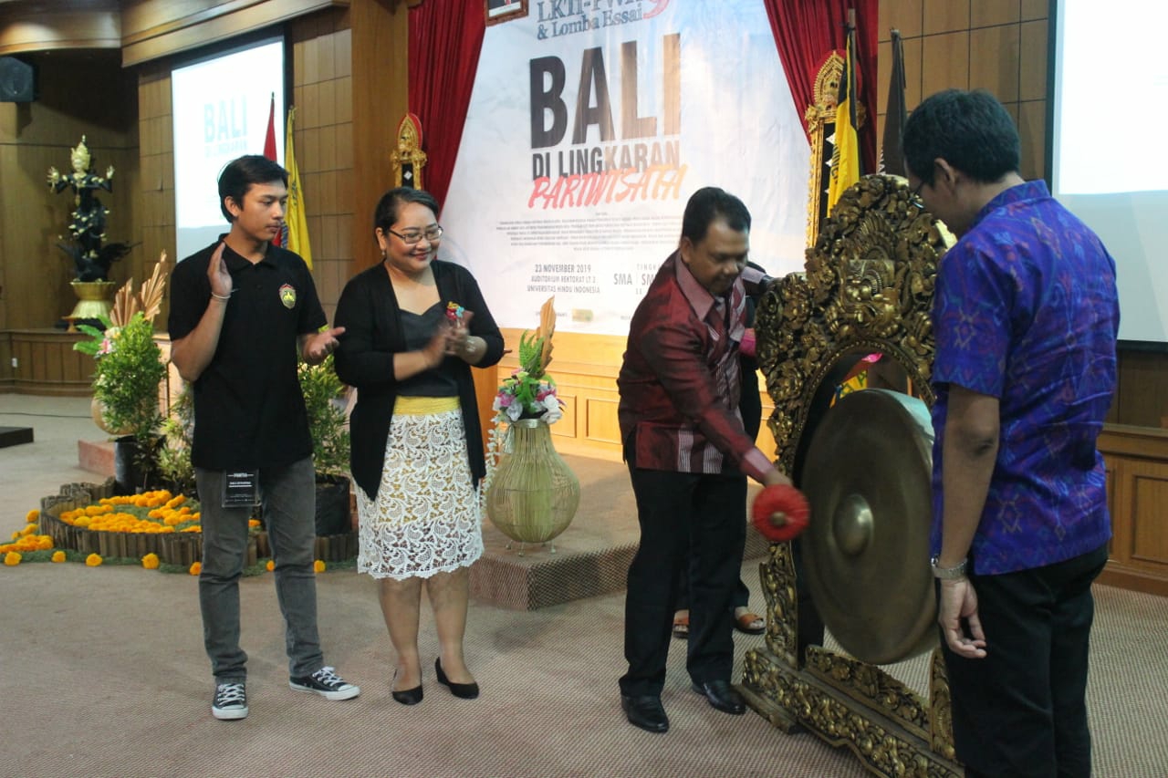 Dokumentasi dari - UNHI Beri Beasiswa bagi Pemenang LKTI