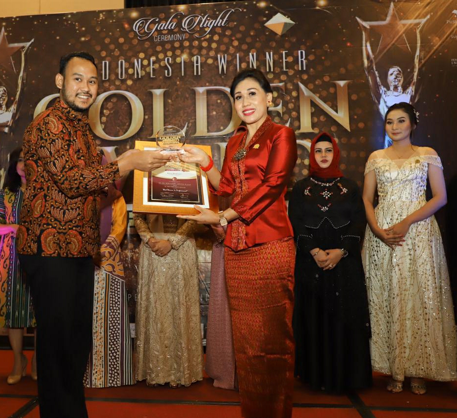Dokumentasi dari - Ny. Surya Adnyani Mahayastra Raih Best  Women In  Profesional 