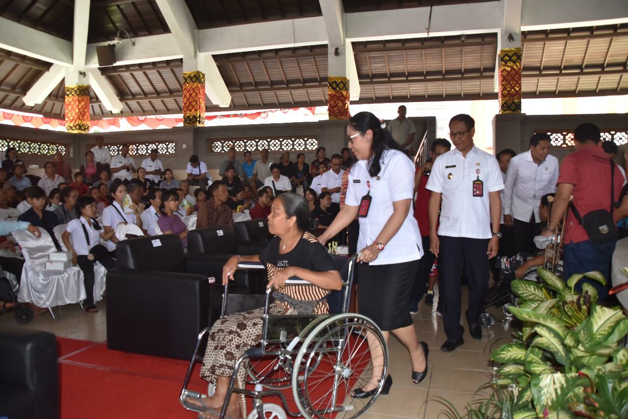 Dokumentasi dari - HDI di Badung, Wabup Suiasa Serahkan Alat Bantu Kecacatan 