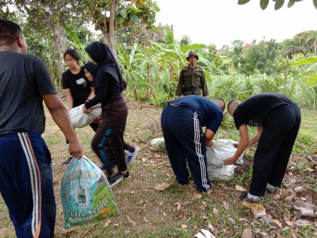 Dokumentasi dari - Mahasiswa Nanam Pohon Peringati HMPI  di Agro Bela Negara Gunung Ayu  MPB