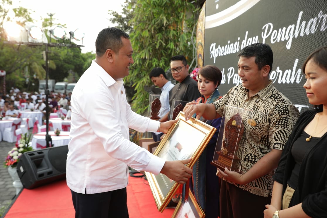 Dokumentasi dari - Gianyar Beri Penghargaan kepada WP Berprestasi