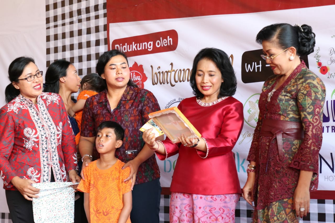 Dokumentasi dari - Ny Putri Koster Terima Penghargaan Perempuan Inspiratif Tokoh 2019