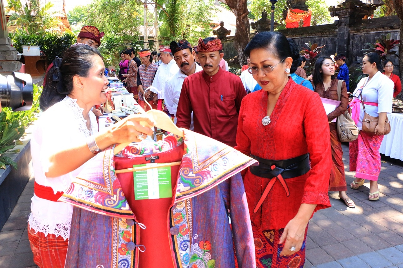 Dokumentasi dari - Ny Putri Koster Minta Pengusaha Besar Bantu IKM Bali