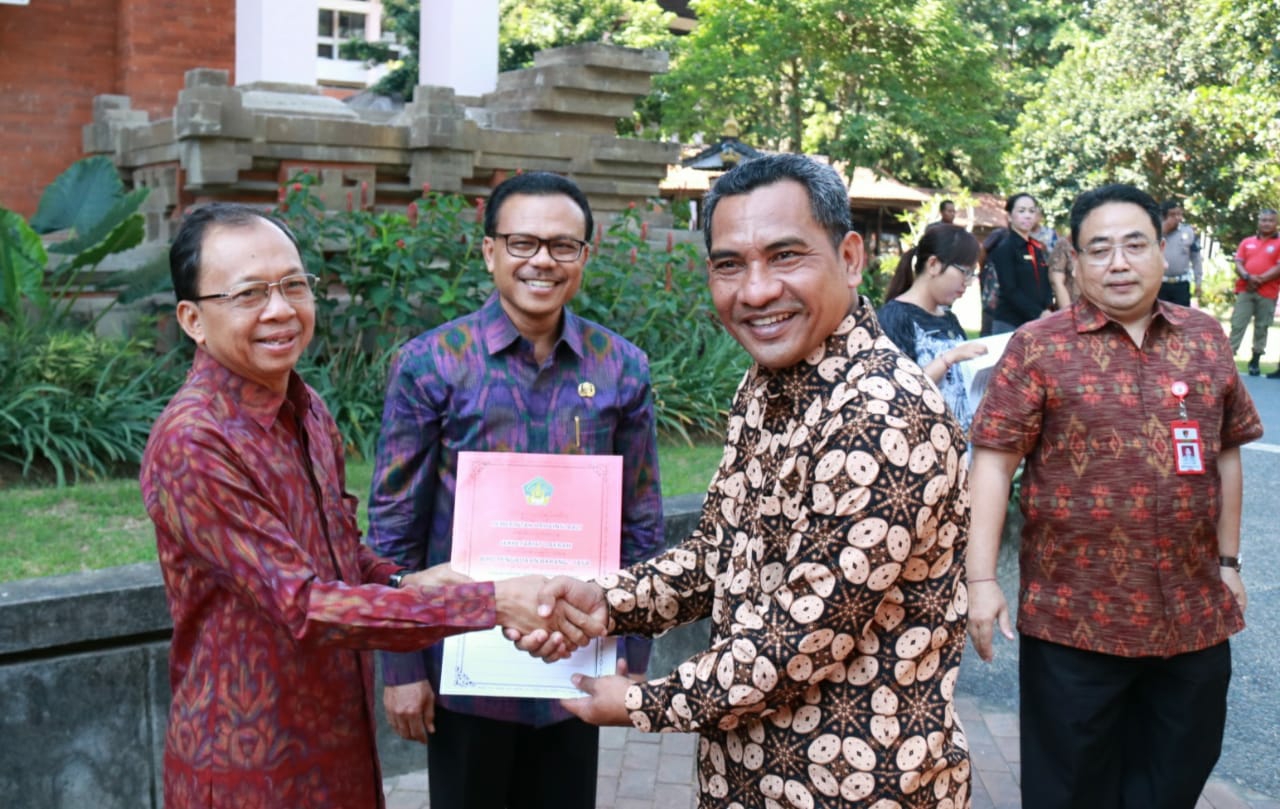 Dokumentasi dari - Optimalisasi Pelayan Masyarakat, Gubernur Koster Serahkan Hibah Kendaraan Operasional