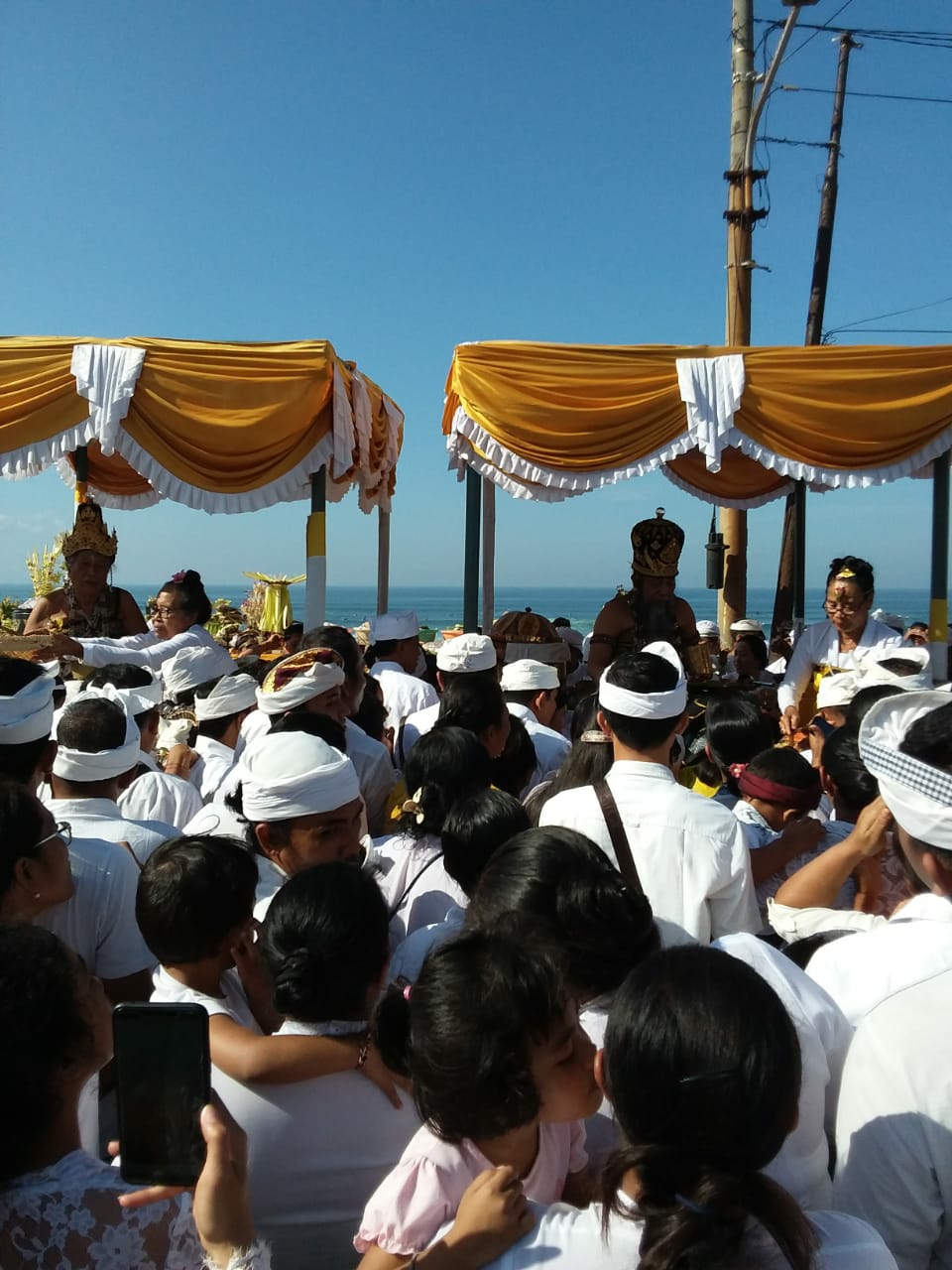 Dokumentasi dari - Ribuan Warga Ikuti, Penglukatan Agung Banyupinaruh di Pantai Batubolong Canggu
