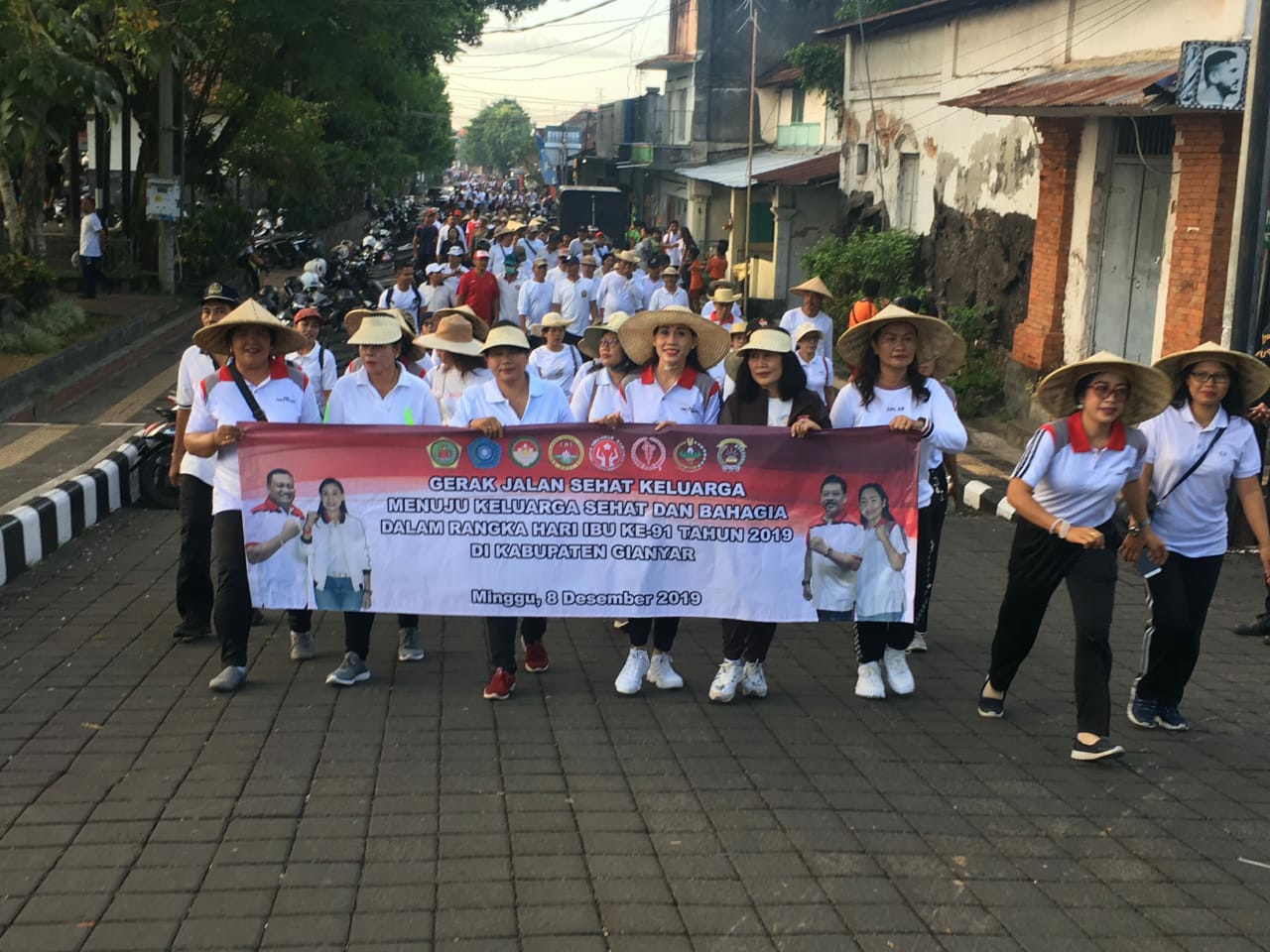Dokumentasi dari - Memperingati Hari Ibu, Gianyar Gelar Jalan Sehat Keluarga