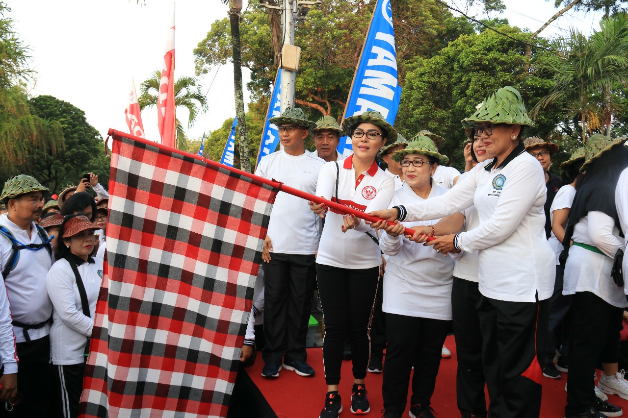 Dokumentasi dari - Ny. Putri Koster Ajak Lebih Sering Jalan Santai Bertemu Masyarakat