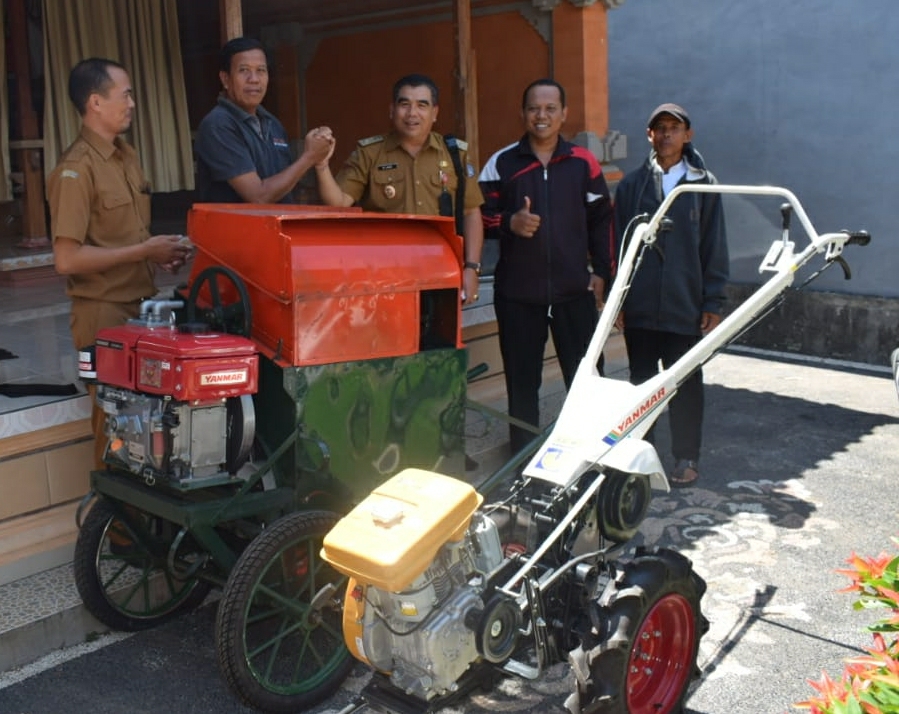 Dokumentasi dari - Kelompok Tani Uma Lesatari Terima Bantuan Traktor dan Dores