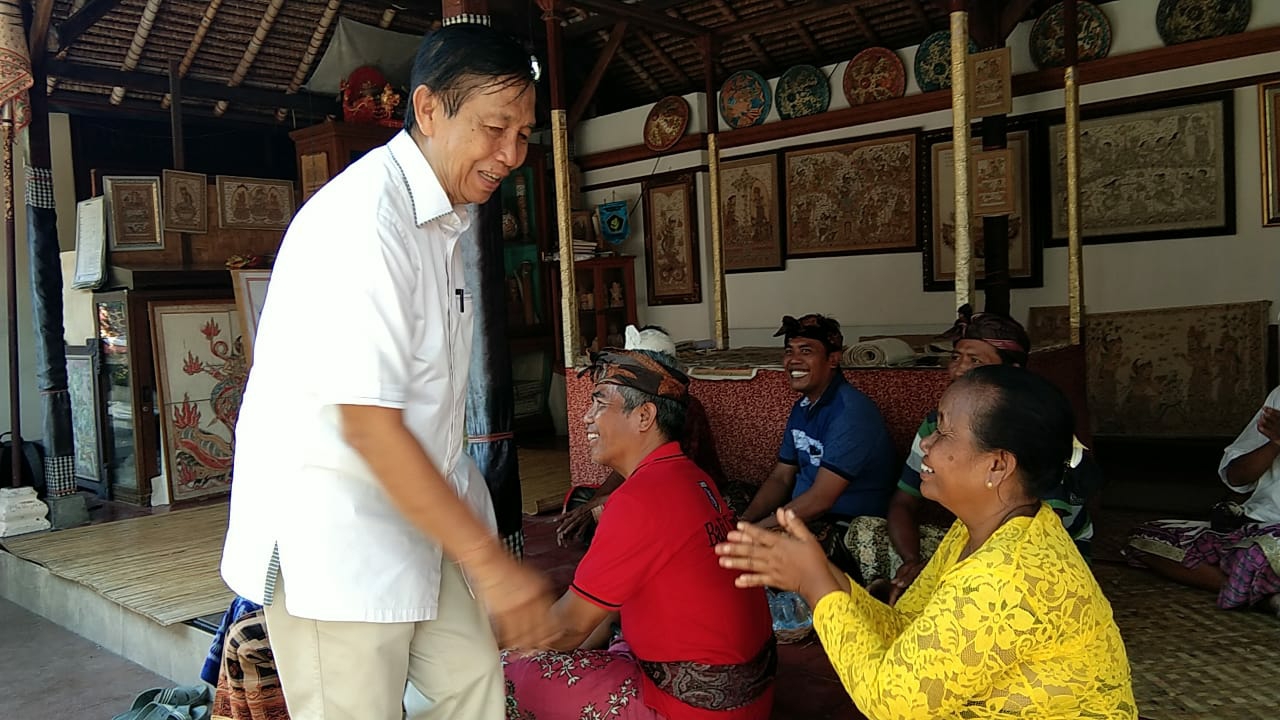 Dokumentasi dari - Cegah Kepunahan, Pastika Ajak Seniman Kamasan Berubah Hadapi Globalisasi 