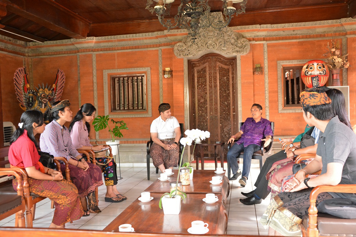 Dokumentasi dari - Keluarga Mahasiswa Hindu Dharma Menyapa (KMHD) UGM Silahturahmi kepada Rai Mantra