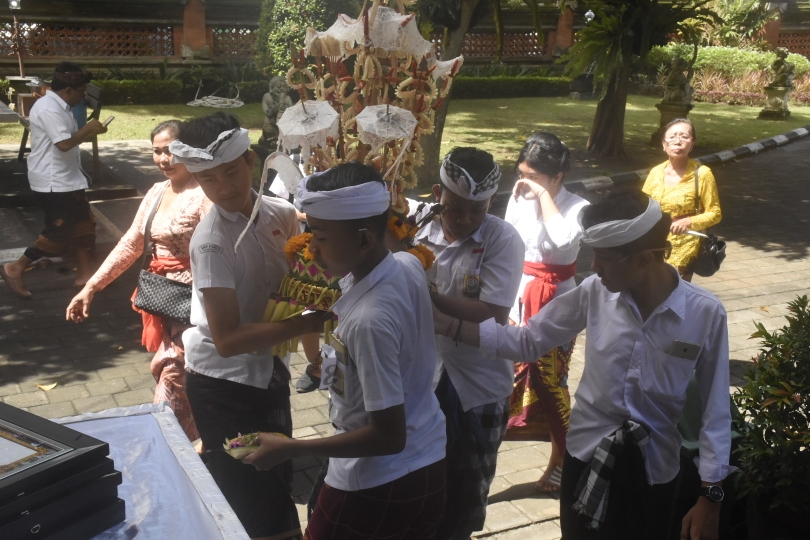 Dokumentasi dari - SMPN 10 Denpasar Juara Lomba Ngelawar 