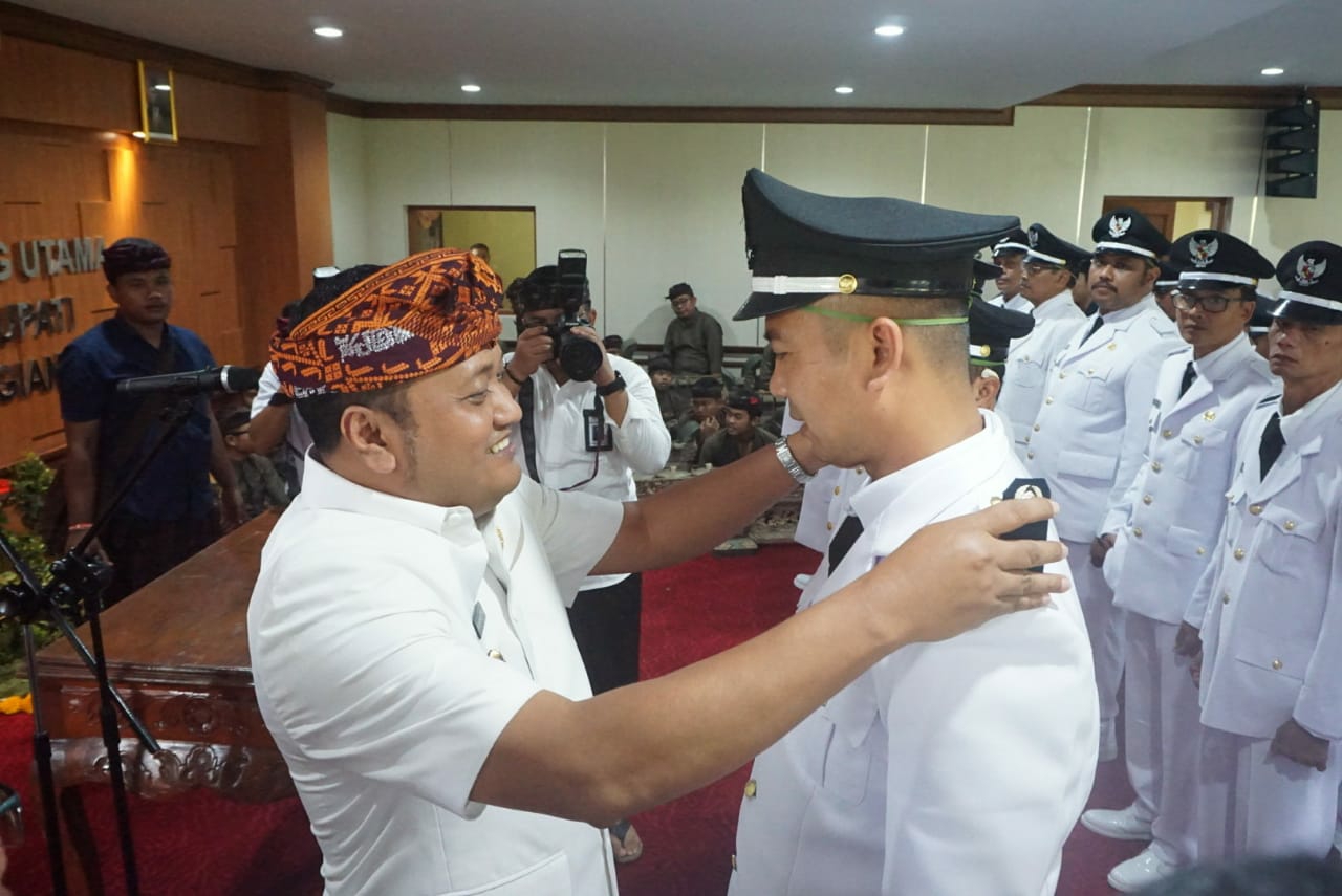 Dokumentasi dari - Bupati Mahayastra Melantik 29 Perbekel di Gianyar