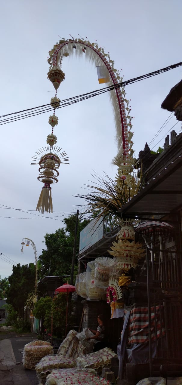 Dokumentasi dari - Pasang Penjor Galungan juga Beryadnya untuk Kenikmatan Batin, Bukan Jor-joran