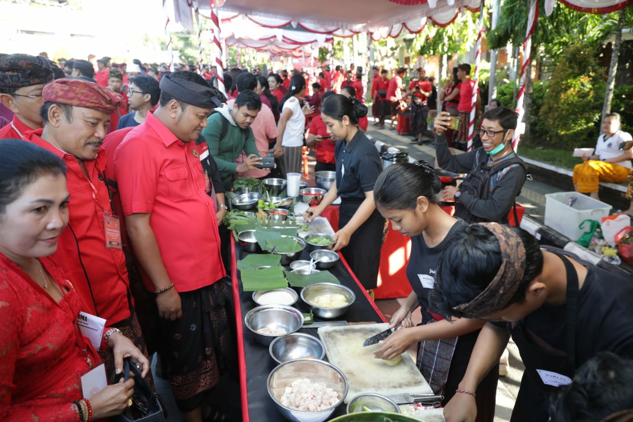 Dokumentasi dari - Masyarakat Gianyar Ramaikan CFD Spesial Galungan dan Kuningan