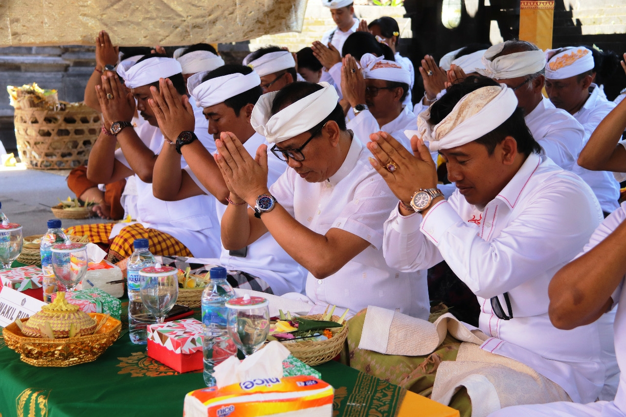 Dokumentasi dari - Wabup Suiasa Kukuhkan Pengurus Desa Adat Tandeg