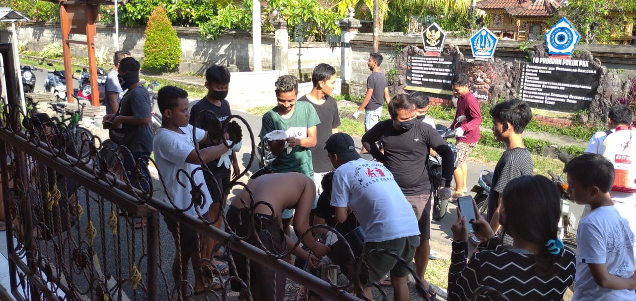 Dokumentasi dari - Para Yowana Tanggapi dengan Penyemprotan Disinfektan Secara Mandiri  Terkait Merebaknya Covid-19