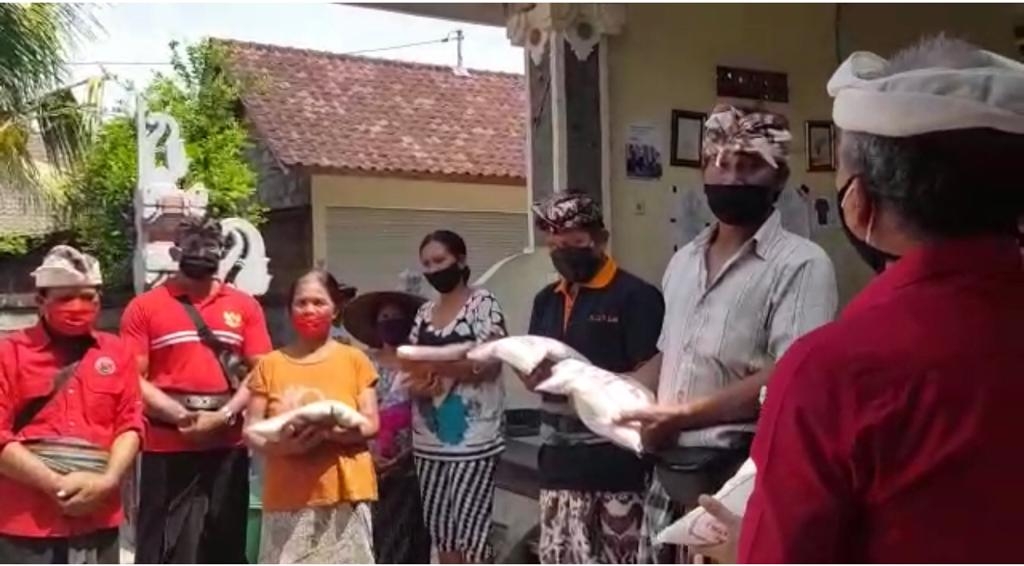 Dokumentasi dari - Sudirta Sumbang Beras Lengkapi Bantuan Pemerintah