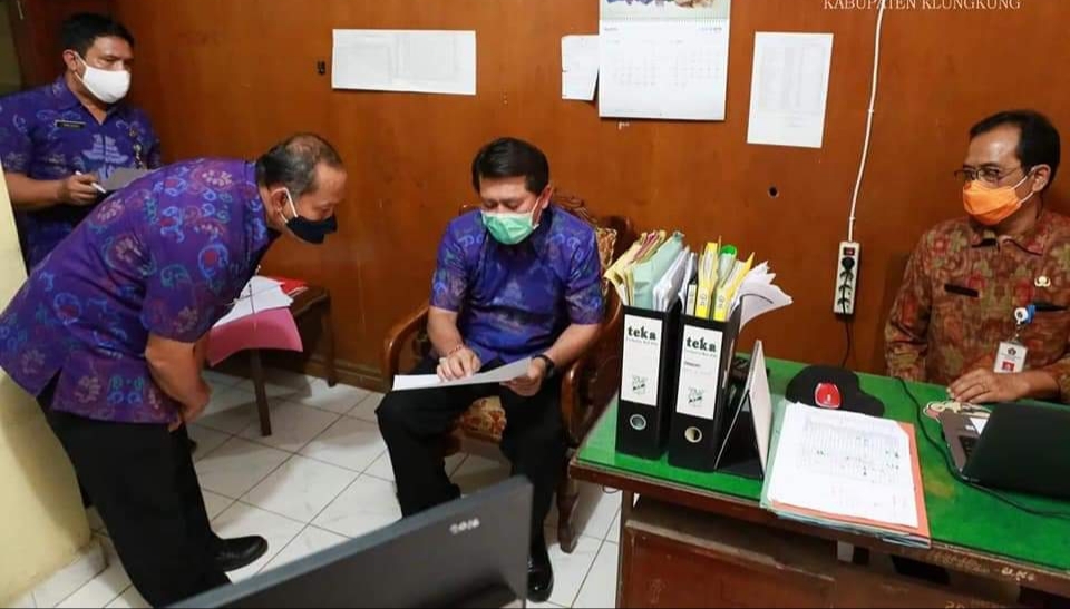 Dokumentasi dari - Bupati Suwirta Cek Optimalisasi Data Penerima Bantuan Dampak Covid -19