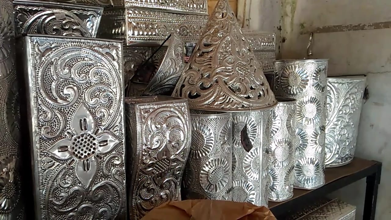 Dokumentasi dari - Terpuruk, Perajin Bokor Aluminium Desa Menyali Enggan Berproduksi