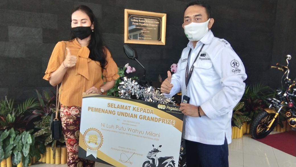 Dokumentasi dari - Pegadaian Denpasar Serahkan Hadiah Pemenang Sepeda Motor Undian April Emas 2020 