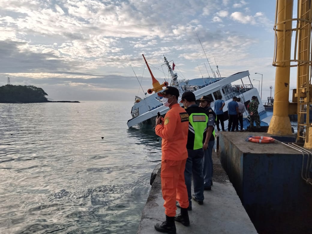 Dokumentasi dari - Diduga Alami Kebocoran KM Dharma Rucitra Miring ke Kanan