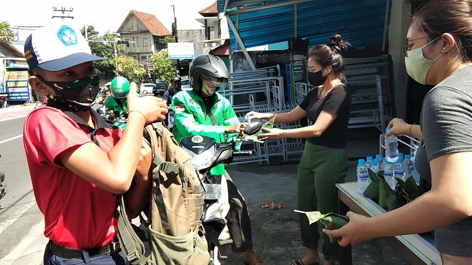 Dokumentasi dari - Guna Kasih Aluminium Libatkan Anak Muda Sharing is Caring Berbagi Nasi Vegetarian di Tengah Pandemi 