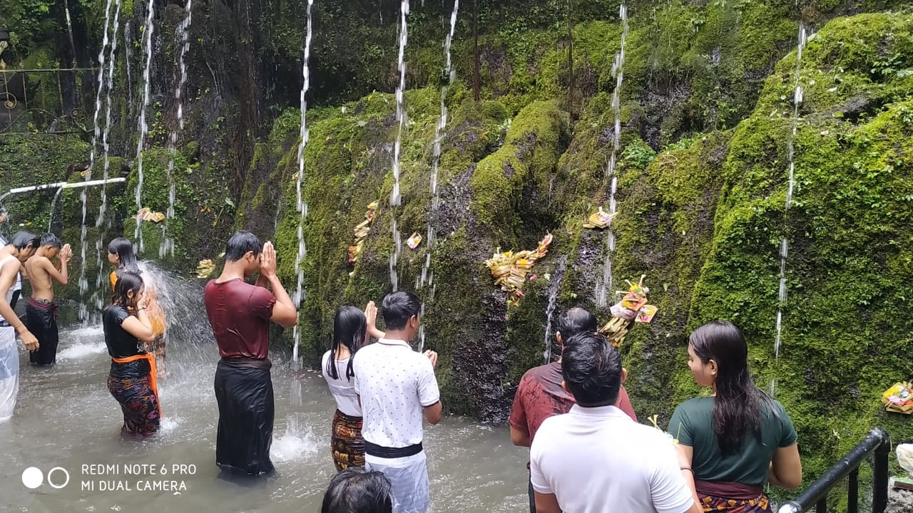 Dokumentasi dari - Ribuan Orang Serbu Taman Pecampuan Sala dan Tirta Sudamala 
