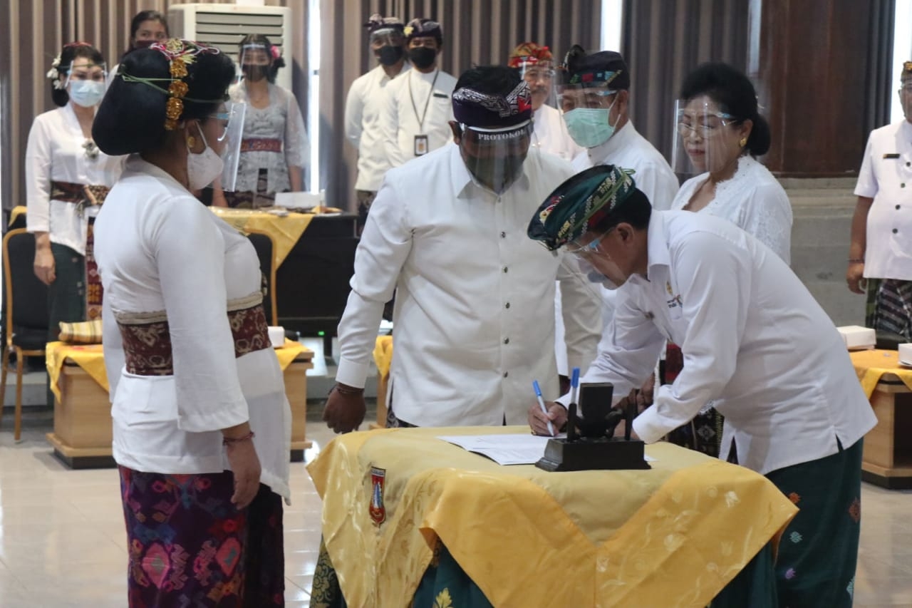 Dokumentasi dari - Sedana Merta Setelah Dilantik Sekda Karangasem Langsung Melepas Karantina Wilayah Desa Kerta Buana