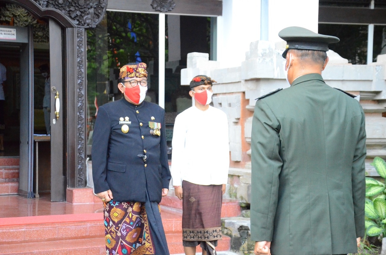 Dokumentasi dari - Wagub Cok Ace, Inspektur Upacara Penurunan Bendera Peringatan HUT ke-75 Kemerdekaan RI 