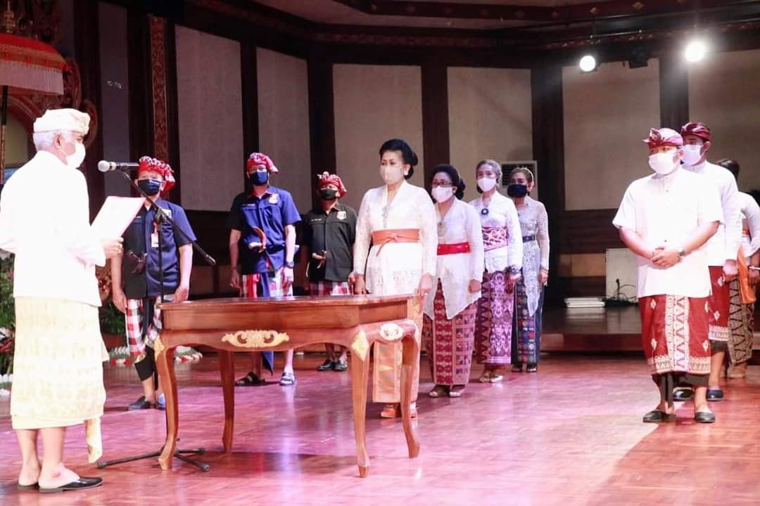 Dokumentasi dari - Putri Suastini Koster Dikukuhkan sebagai Manggala Utama Pasikian Paiketan Krama Istri Desa Adat 