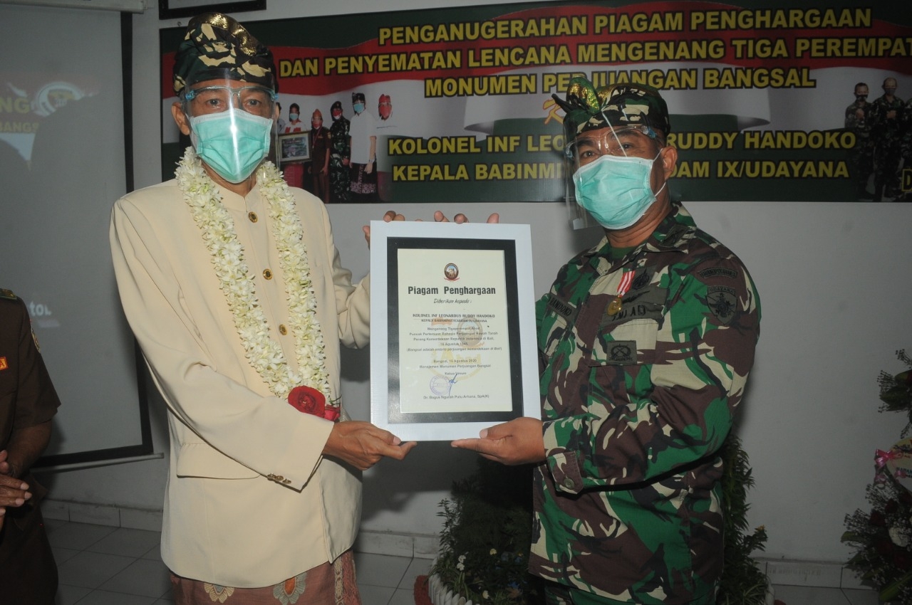 Dokumentasi dari - Wariskan Nilai Veteran, Babinminvetcaddam IX/Udayana Terima Penghargaan Tiga Perempat Abad MPB 