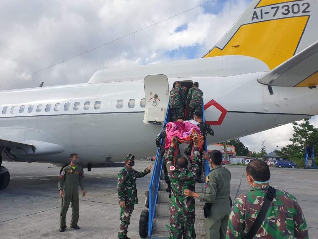 Dokumentasi dari - TNI Evakuasi Anggota TGPF dan Sertu Faisal Akbar Korban Penembakan KKSB Ke Jakarta