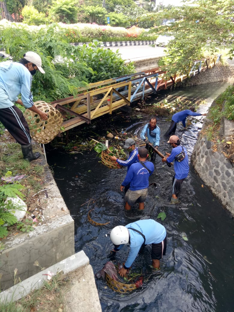 Dokumentasi dari - Petugas Denpasar Gencar Lakukan Pembersihan Sungai dan Saluran Air