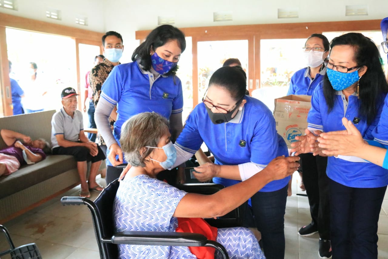 Dokumentasi dari - Peringati  Hari Ibu,  Para Jompo dari Yayasan Syailendra Terima Bantuan
